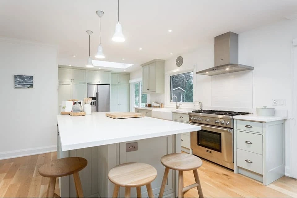 Pale kitchen with peninsula seating by LG Woodworking