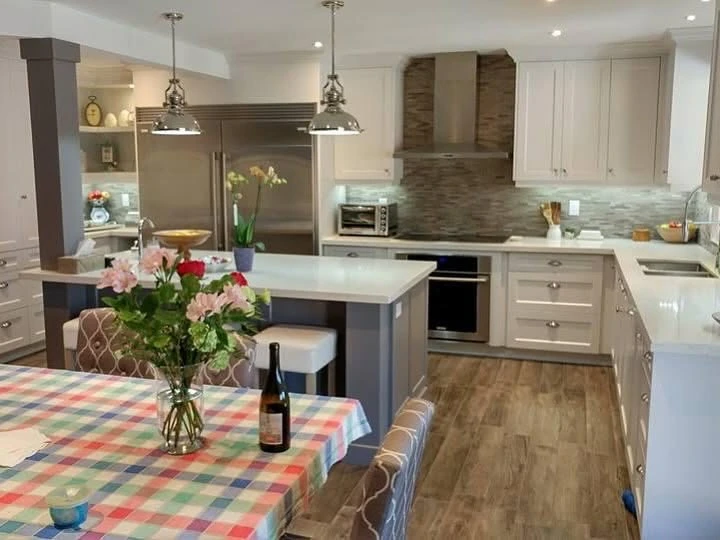 Traditional white kitchen by LG Woodworking